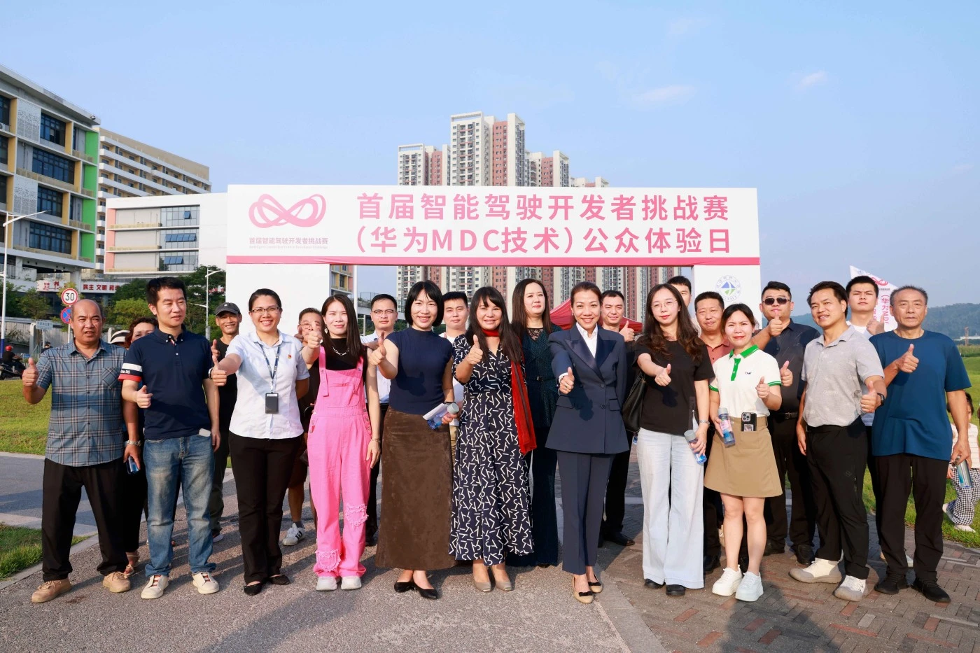 CNK Longtian Street-en (Huawei MDC teknologia) Longtian Street-en (Huawei MDC teknologia) esperientzia publikoko ekitaldian parte hartzera gonbidatu zuten