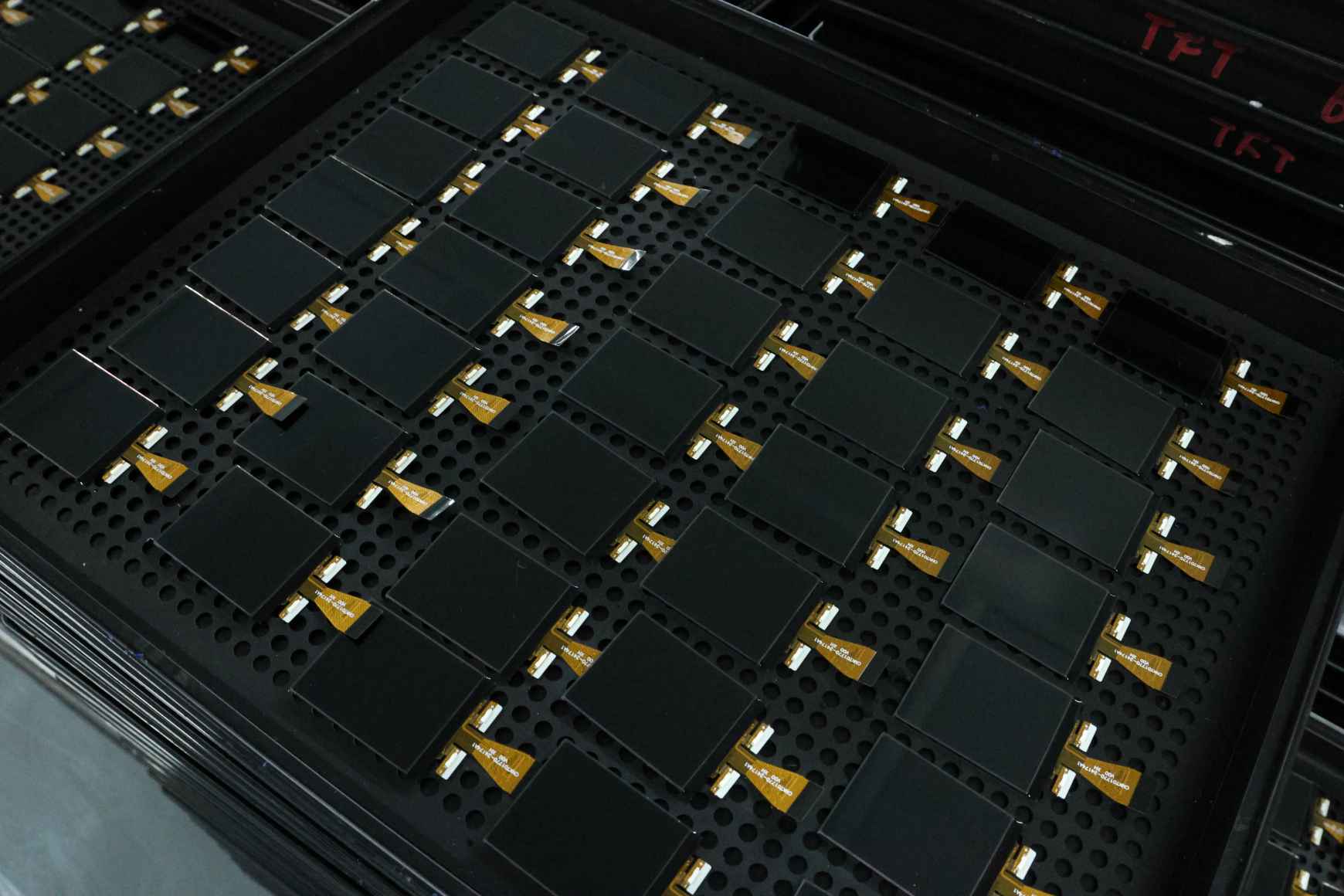 Txinako LCD fabrikatzaileek freskatze tasa altuko bistaratzeko pista zuzentzen dute, kristal likidoen modulu pertsonalizatuak milioika dolarreko merkatu gehigarria bultzatzen dute.